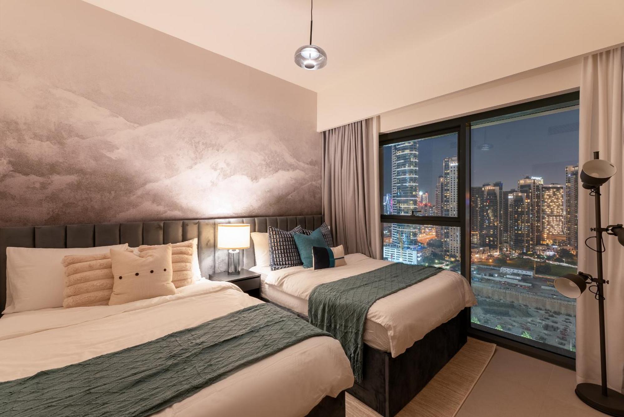 Arthouse Royale - Burj Khalifa Views, Swimming Pool & Gym Apartment